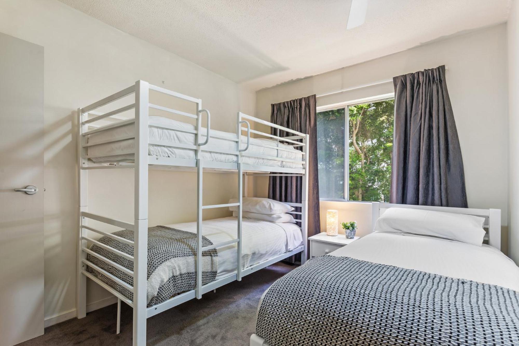 Apartment Beachfront 2-bedroom With Secure Parking *